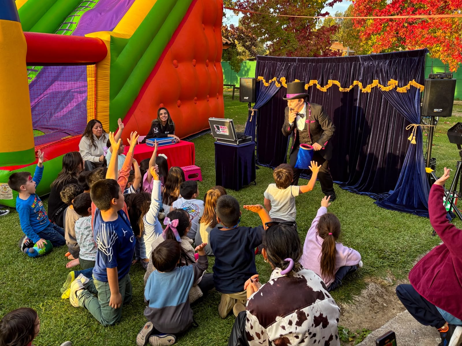Mago Rodrigo Andrés presentando un show infantil