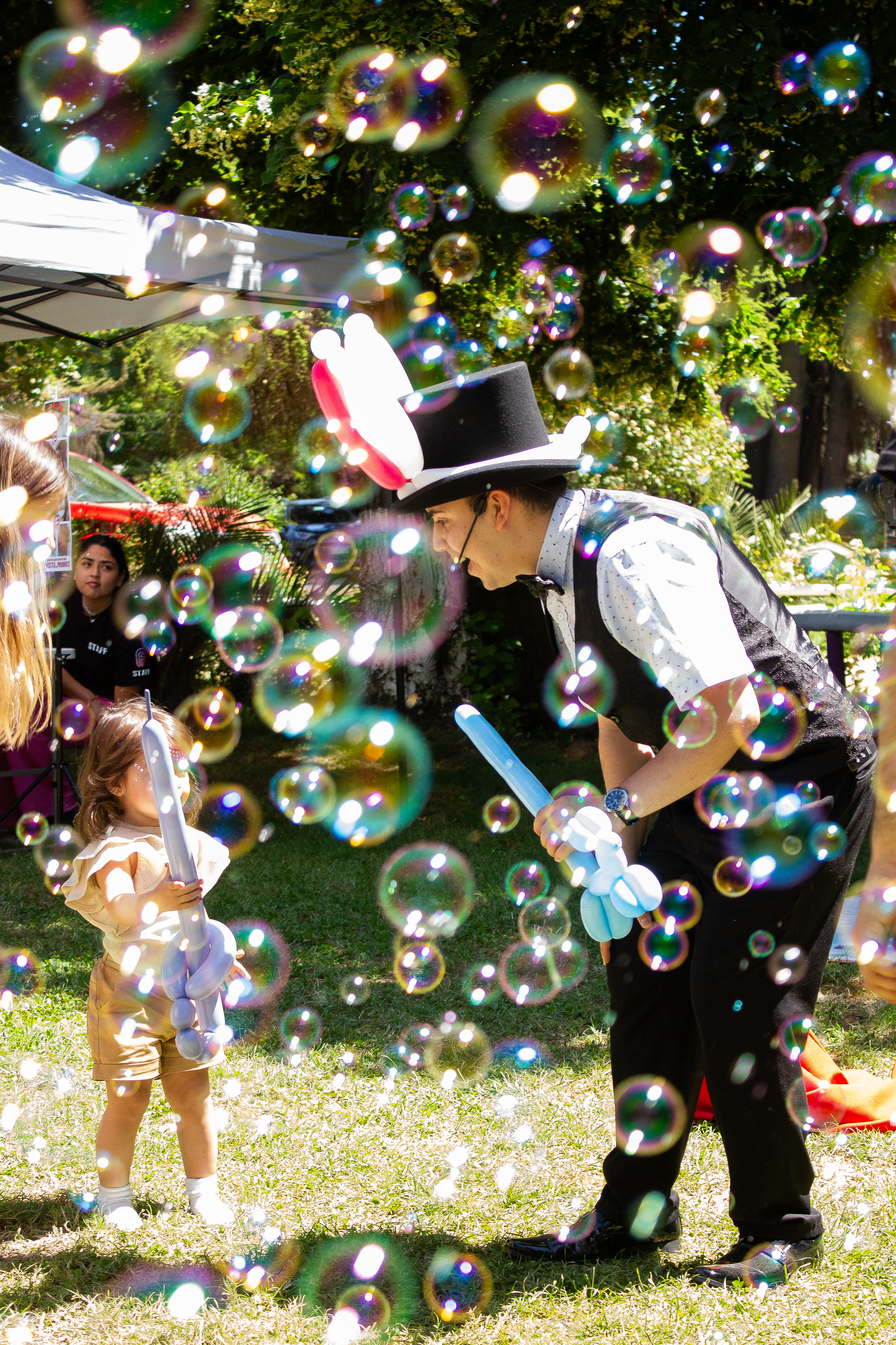 Niños disfrutando un show de magia