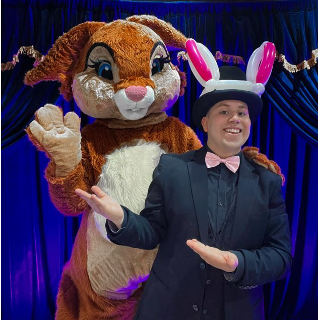 Mago Rodrigo Andrés junto a Miss Honey, la conejita del show