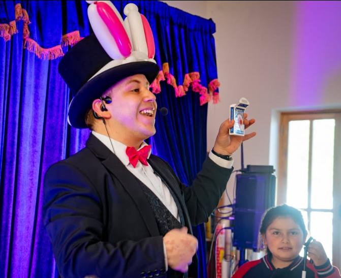 Mago Rodrigo Andrés realizando magia frente a niños